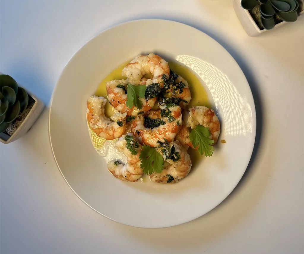 Plat avec des gambas sautées à la poêle.