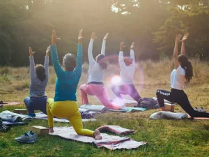 Cours collectif de yoga en plein air