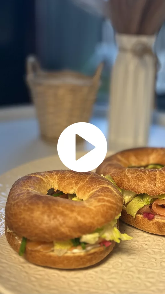 image de bagel au saumon avec bouton play