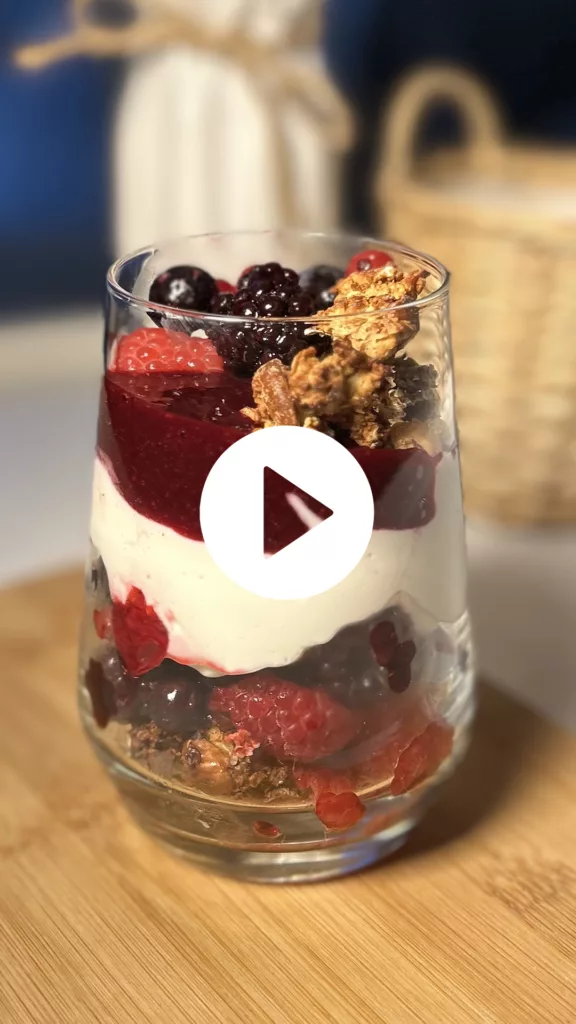 image de la verrine de la coupe déjeuner à base de skyr avec bouton play, cliquer dessus permet d'accéder à la vidéo instagram